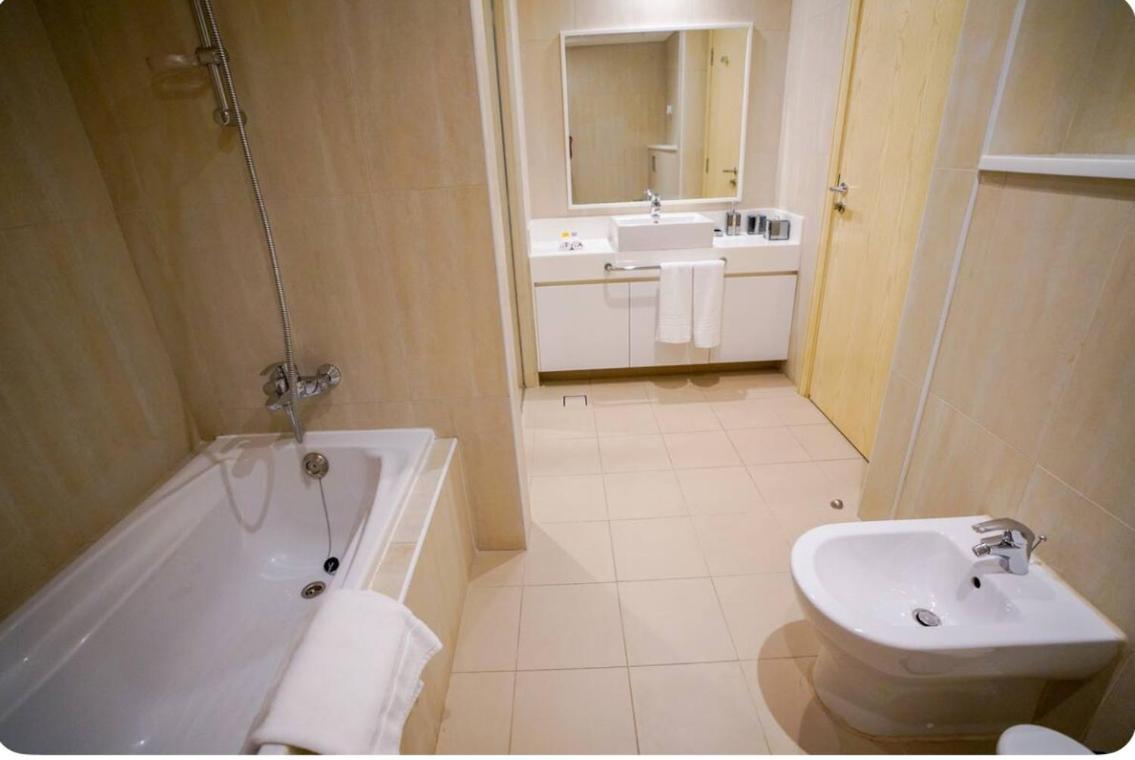 Stunning 5* 4Br-Oceanfront-Apartment Дубай Екстериор снимка